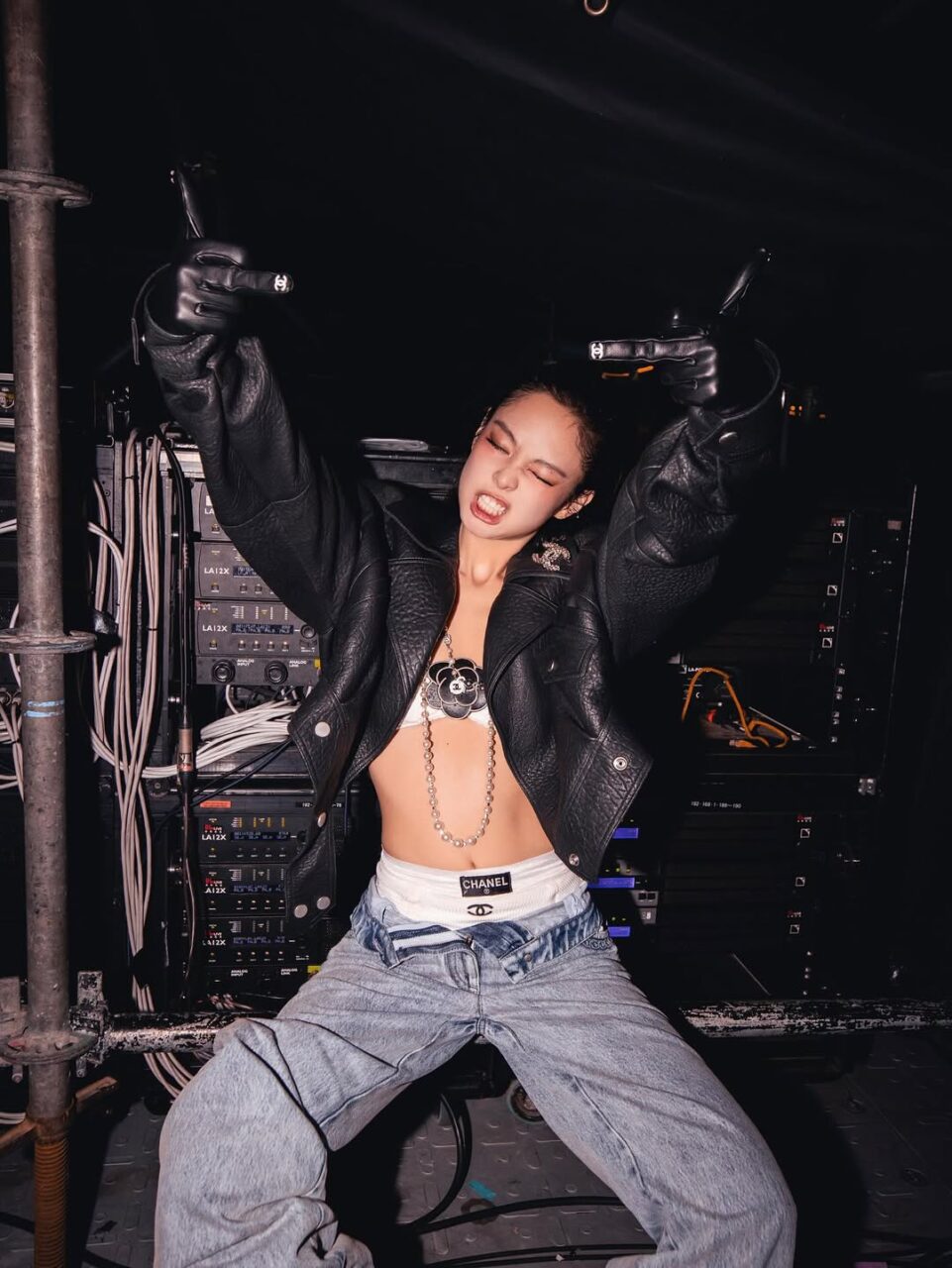 Blackpink《DEADLINE》演唱會造型一覽!Jennie性感復古CHANEL造型、Lisa化身粉紅色Labubu⋯⋯