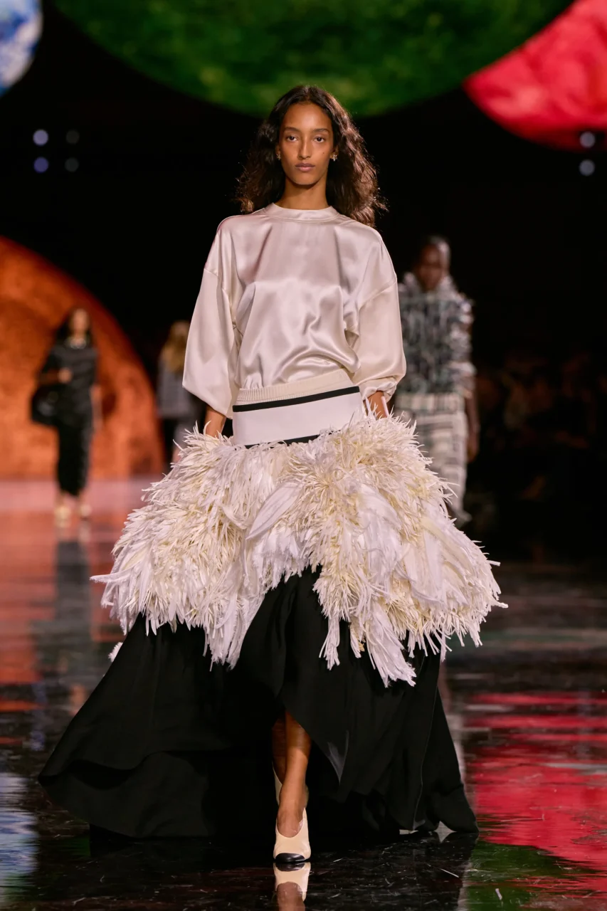 極簡上衣 + 極繁半裙:看 CHANEL、Bottega Veneta 提前演繹 2026 春夏熱門穿搭法則