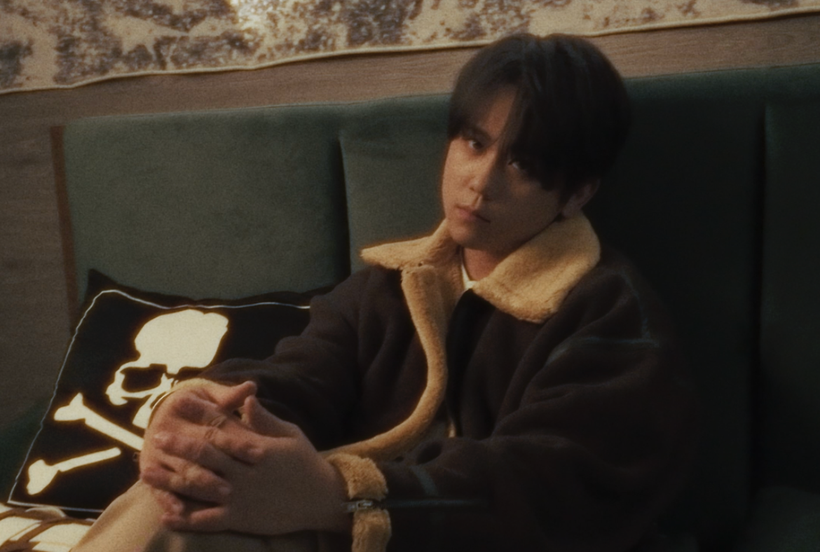 帶著第十九首個人單曲回歸的姜濤，身穿 MASTERMIND WORLD 再次登上 Vogue Hong Kong 十月數碼封面