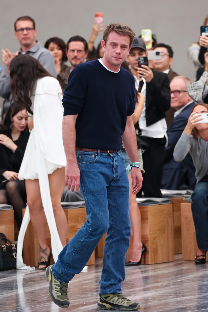 時尚日益極簡:從隱藏的品牌標誌到穿著牛仔褲與T-shirt的創意總監,這會是新的「常態」嗎?