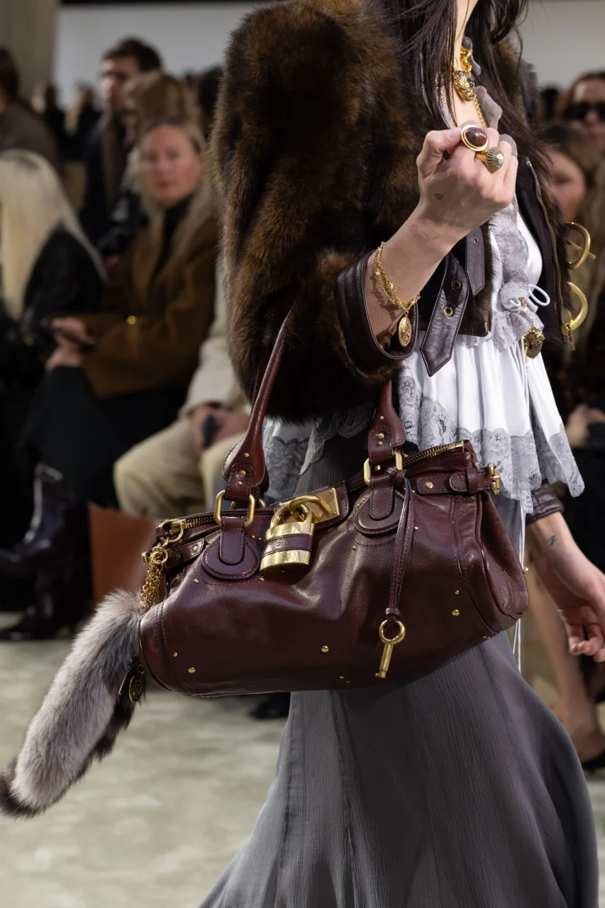 2025 秋冬手袋首選?勃艮地酒紅色 Burgundy 手袋當道,Kendall Jenner、Ayo Edebiri 在 CHANEL 時裝騷已率先示範!